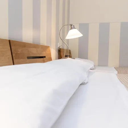 Accademia فندق مبيت وإفطار 2*